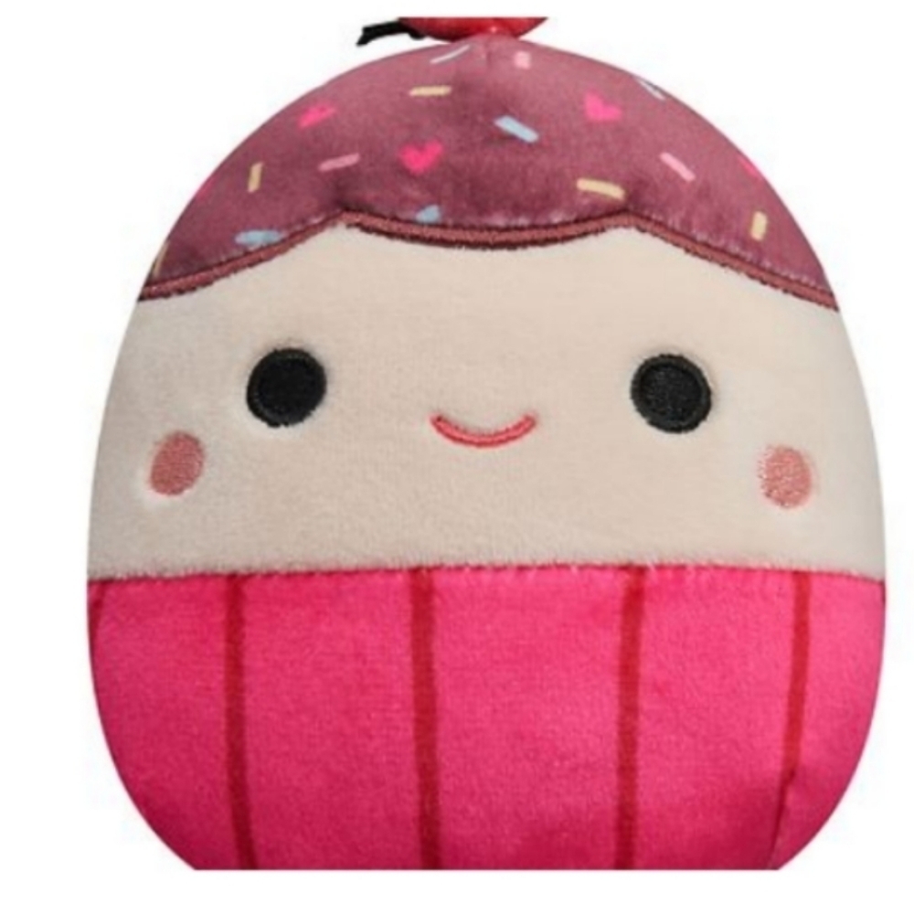 Squishmallows 2023 Valentine 8” First to Market Elpha the Cupcake. NWT